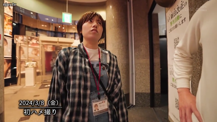 格子衬衫 · 站立 · 半身 · 走廊 · 短发 · 仰望 · 工作证 · 环顾