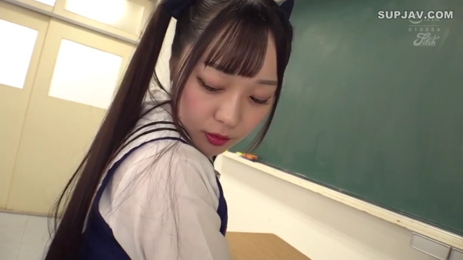 俯身 · 教室 · 自然 · 面部特写 · 凝视 · 黑板 · JK制服 · 日本AV