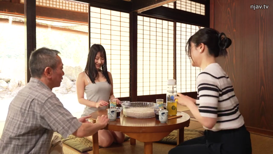 跪坐 · 和室 · 全景 · 微笑 · 用餐 · 矮桌 · 日式风格 · 吊带裙