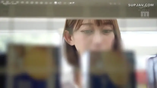 室内 · 脸部 · 站立 · 平静 · 白色上衣 · 观察 · 货架 · 亚洲女性