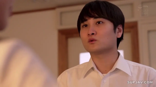 室内 · 严肃 · 脸部 · 站立 · 衬衫 · 注视 · 亚洲男性