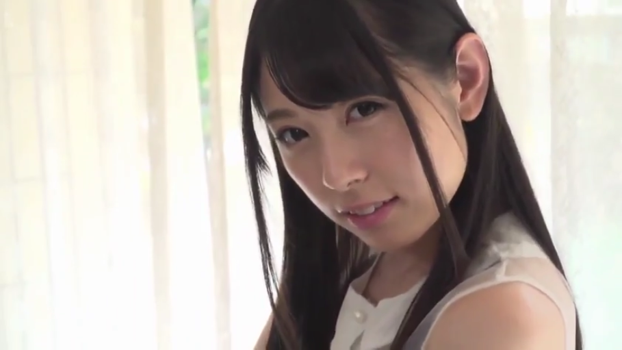 室内 · 脸部特写 · 微笑 · 注视镜头 · 白色无袖上衣 · 侧头 · 黑长直