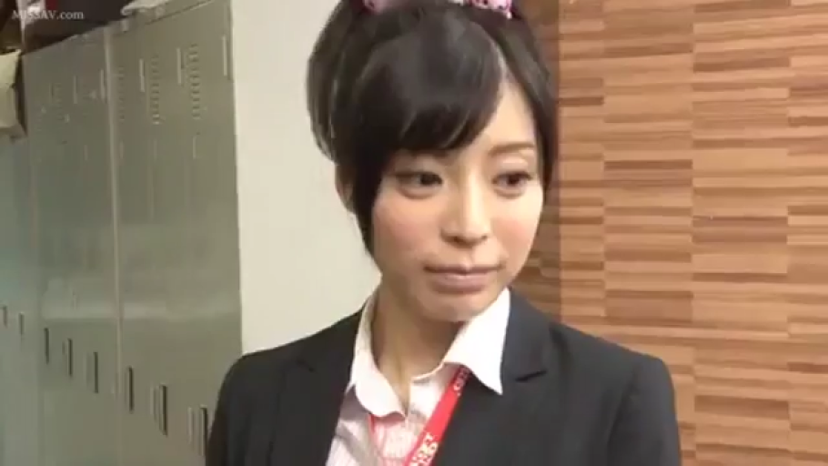 更衣室 · 注视镜头 · 职业装西装外套 · 头部特写 · 工牌挂绳