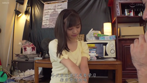 书桌旁 · 中文字幕 · 略带害羞 · 女性面部半身像 · 画面带有日系成人视频常见字幕 · 黄色短袖上衣