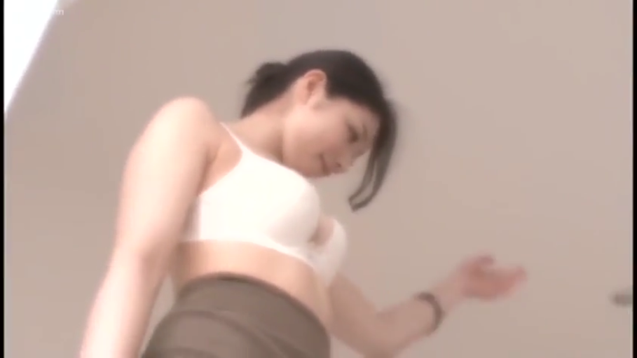 室内 · 站立 · 平静 · 视角 · 仰拍 · 白色文胸 · 俯视