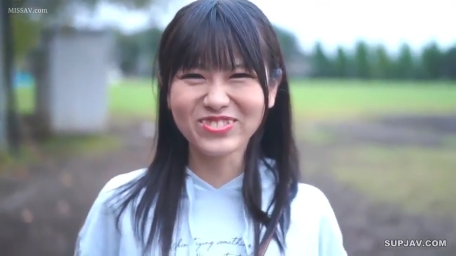 脸部 · 站立 · 对视 · 户外 · 长发 · 连帽衫 · 开心