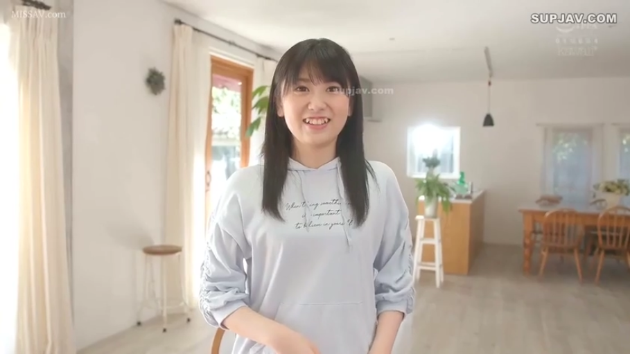 站立 · 中景 · 室内客厅 · 对视镜头 · 甜美笑容 · 邻家感 · 浅色连帽卫衣