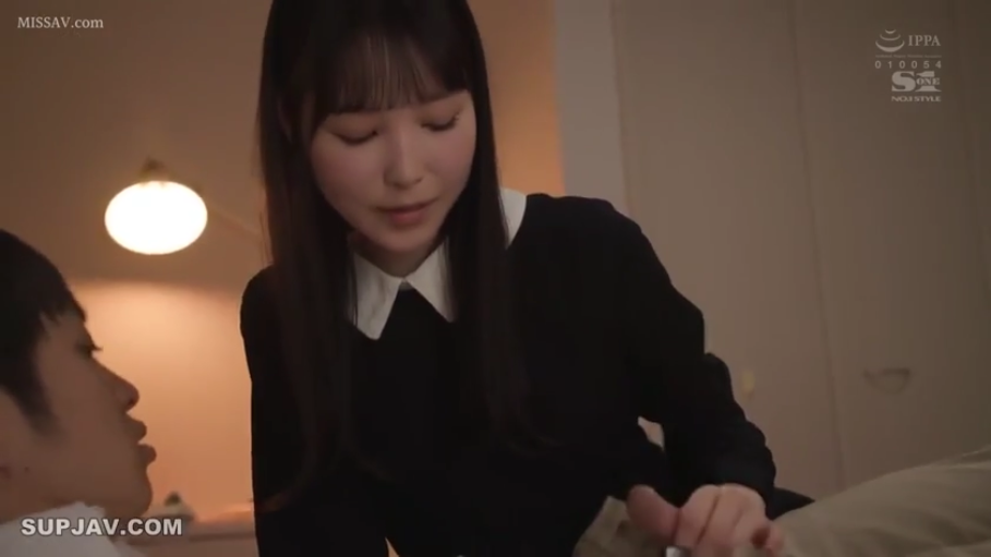 温柔 · 卧室 · 女性面部特写 · 黑色长袖连衣裙