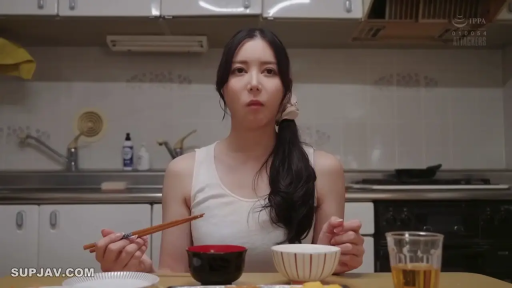 坐姿 · 平静 · 半身 · 白色背心 · 厨房 · 亚洲女性 · 用餐 · 筷子