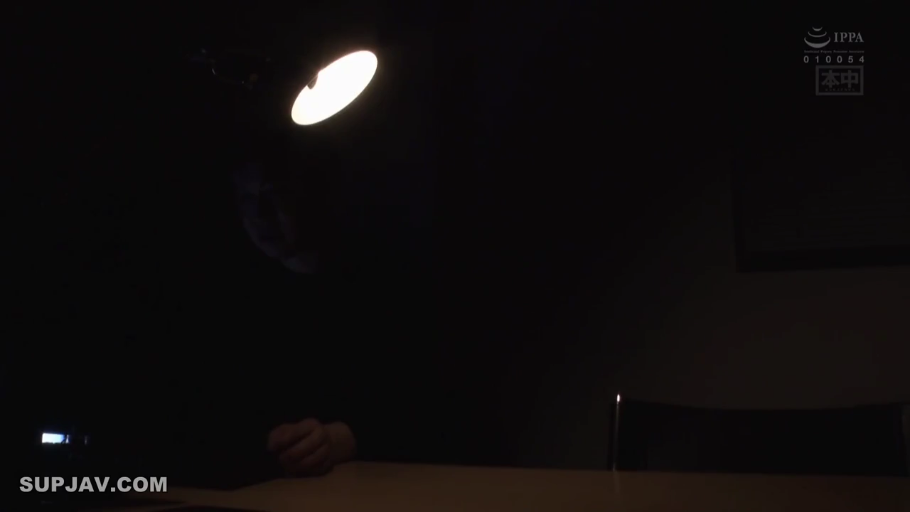 台灯 · 昏暗室内 · 光线极暗 · 深色衣物 · 无法看清表情 · 头部轮廓特写