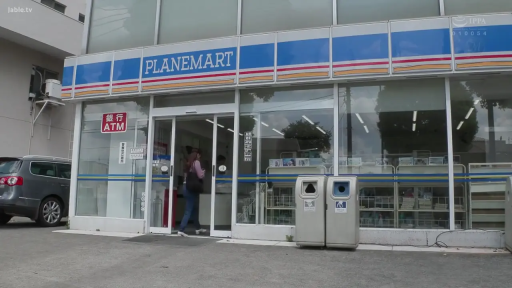 长袖上衣 · 便利店门口