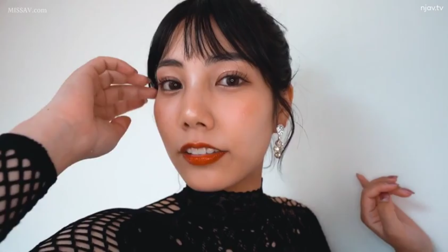 室内 · 脸部特写 · 注视 · 黑色网眼紧身上衣