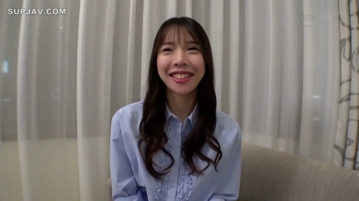 室内 · 坐姿 · 沙发 · 长发 · 对着镜头微笑 · 浅蓝色衬衫 · 半身像 · 灿烂笑容