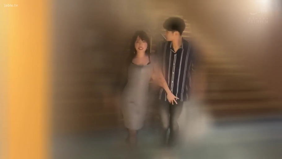 暧昧 · 楼梯间 · 光影效果 · 竖条纹衬衫