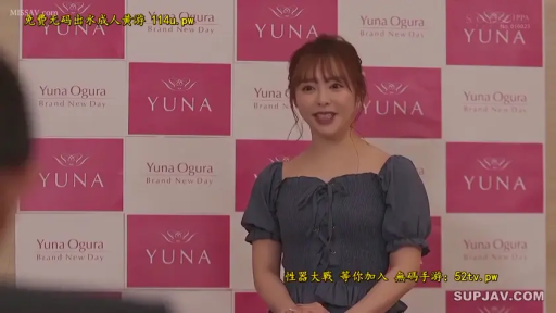 中景 · 站姿 · 蓝色露肩上衣 · 开心 · 面对镜头微笑 · 室内活动现场