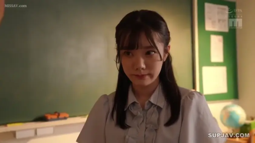 教室 · 上半身特写 · 不安 · 黑板 · 浅蓝色衬衫