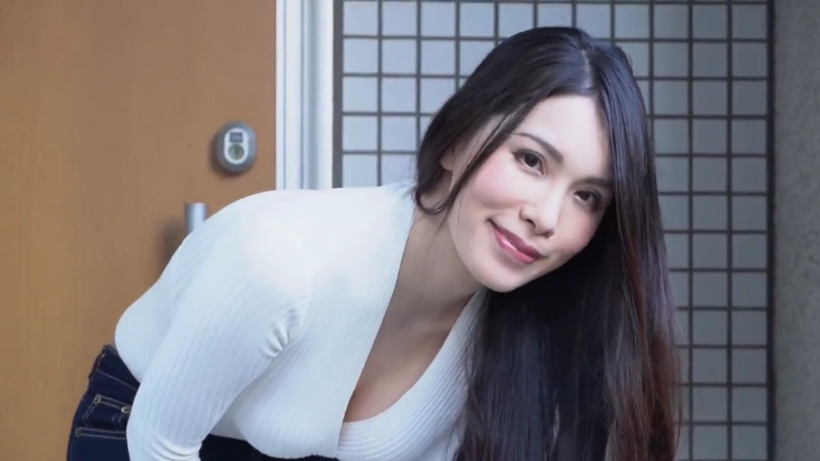 室内 · 胸部特写 · 弯腰 · 微笑 · 注视镜头 · 长发 · 白色紧身衣