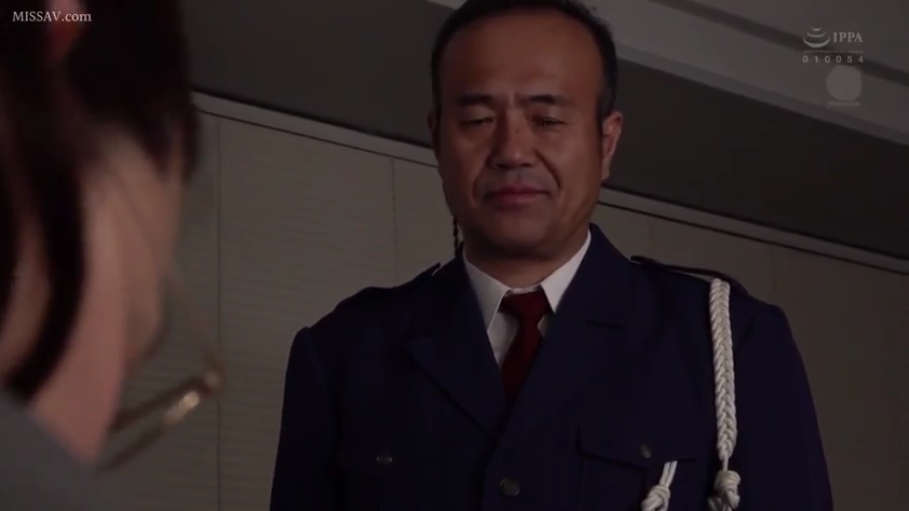 办公室 · 审视 · 深蓝色制服 · 男人面部特写 · 画面右上角有IPPA图标
