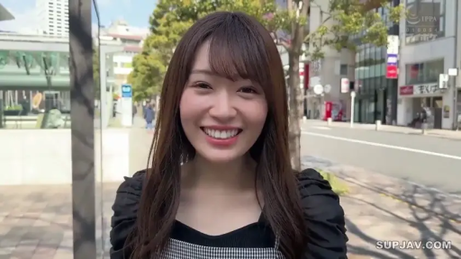 开心 · 上半身特写 · 格纹背心 · 城市街道 · 室外场景