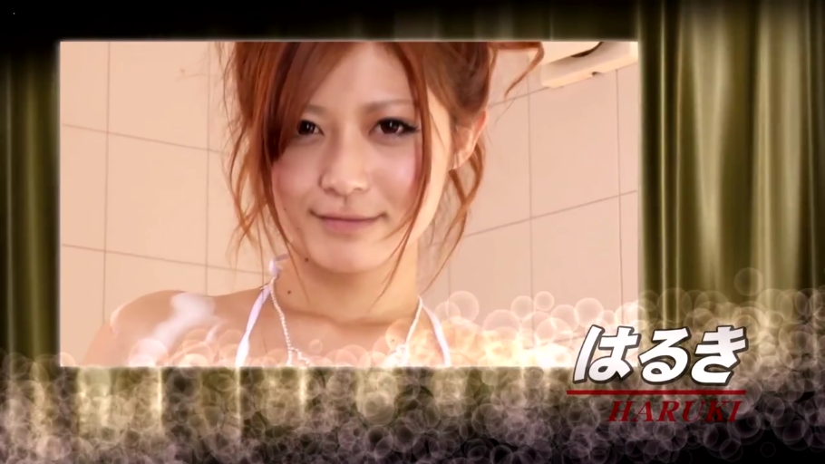 浴室 · 微笑 · 面部特写 · 注视 · 泡沫 · 正面 · 白色比基尼 · 日本女优