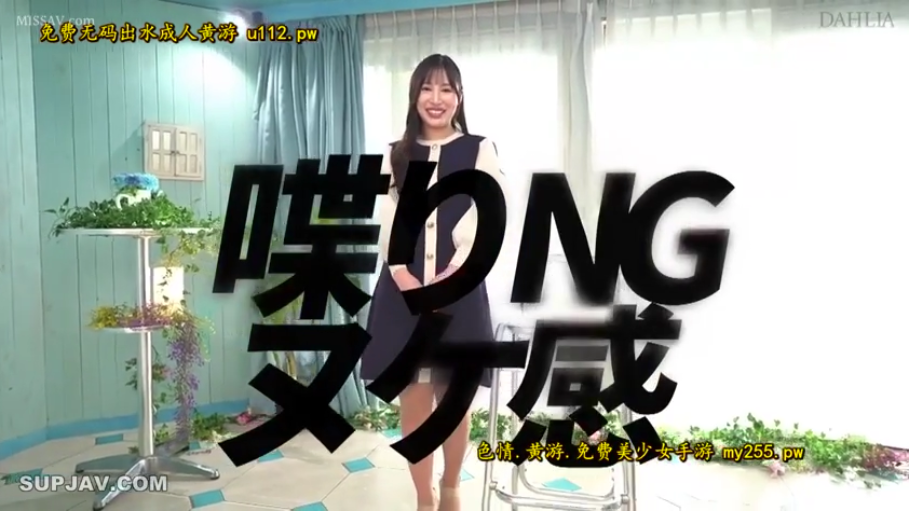职业微笑 · 人物全身特写 · 白色拼接袖口 · 室内背景墙