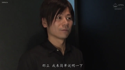 室内 · 站立 · 平静 · 半身 · 谈话 · 男优 · 黑色POLO衫