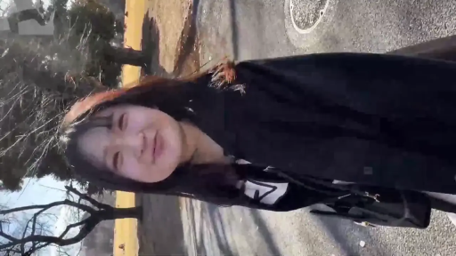 脸部特写 · 微笑 · 黑色外套 · 户外街道 · 阳光充足 · 相机或手机