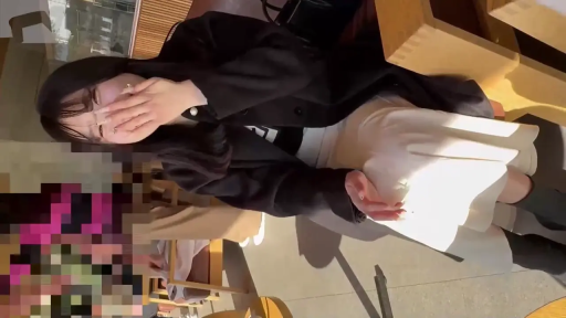 坐姿 · 中景 · 黑色外套 · 室内咖啡馆