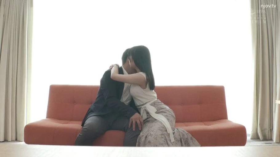 亲密 · Living room · 长裙