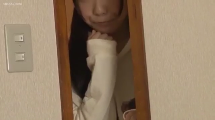 室内 · 站立 · 自然 · 面部特写 · 门框 · 偷窥视角 · 窥视 · 白色长袖