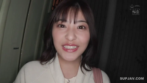 站姿 · 平静 · 面部特写 · 注视 · 针织衫 · 门口 · 夜间 · 背带