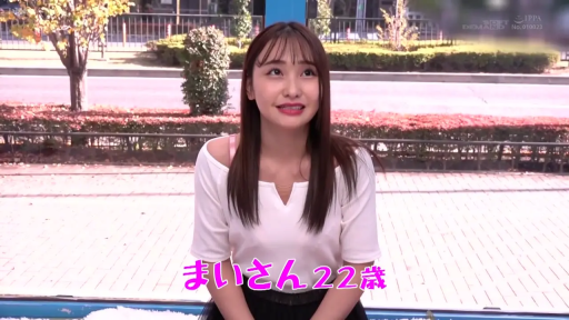 坐姿 · 半身 · 白色V领上衣 · 户外公园