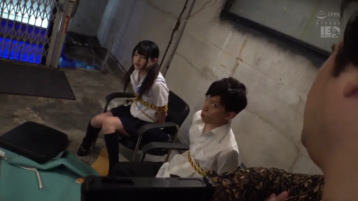 类似仓库 · 顺从 · 日式水手服 · 黄色警戒绳 · 被绑女学生面部特写 · 黄色警示线用于捆绑