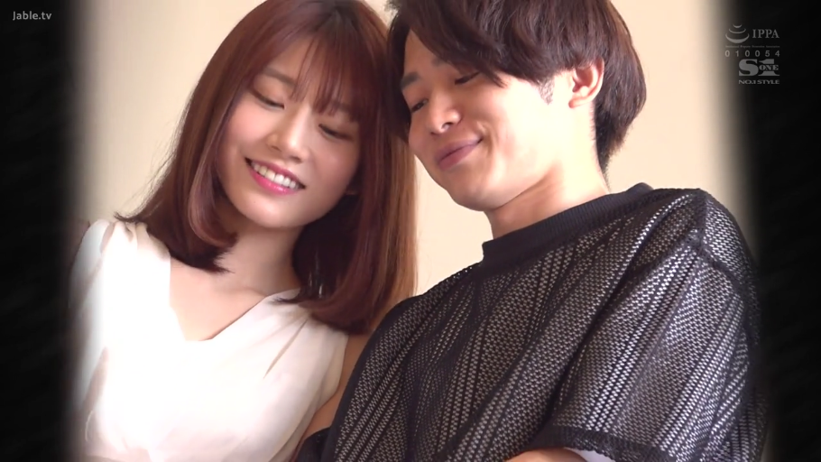 室内 · 面部特写 · 面对面姿势 · 情侣互动 · 灿烂笑容 · 白色无袖背心 · 亲昵对视