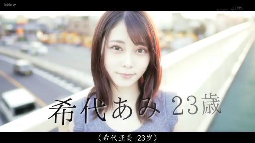 介绍 · 正面站立 · 人像摄影 · 灰色针织背心 · 上半身近景 · 恬静微笑 · 城市天桥 · 姓名文字水印