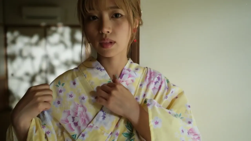 室内 · 站立 · 上半身 · 平淡 · 亚洲女性 · 浴衣 · 整理衣服