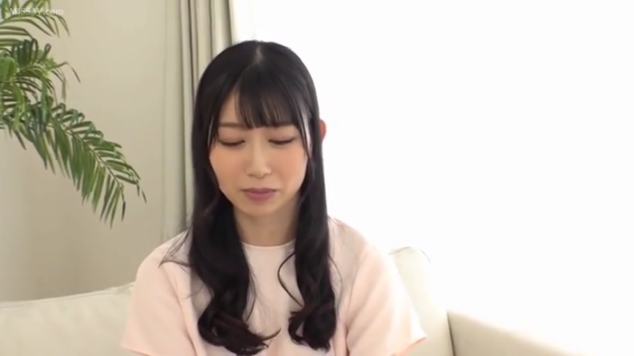 坐姿 · 客厅 · 上半身 · 粉色短袖