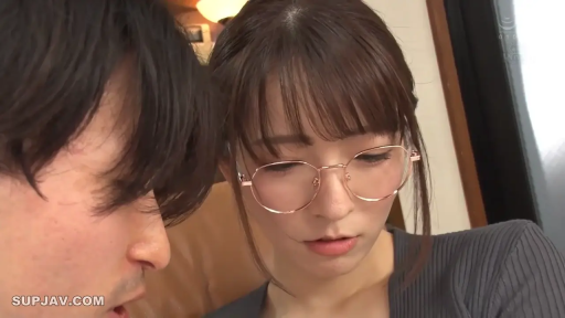 室内 · 冷静 · 灰色针织上衣 · 女性面部特写 · 金属框眼镜