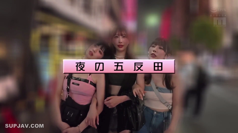 中景 · 时尚便服 · 凝视镜头 · 并肩站立 · 妩媚微笑 · 随身包袋 · 三人同行 · 街头夜景