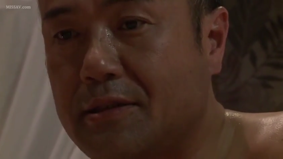 气喘吁吁 · 卧室 · 肩膀特写 · 裸露上身 · 大量汗水