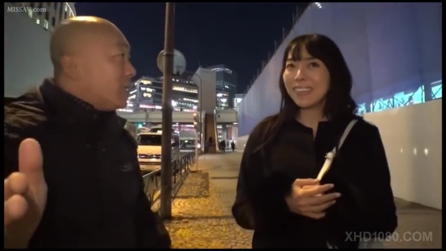 交谈中 · 黑色外套 · 深夜街头 · 斜挎包 · 人物半身像