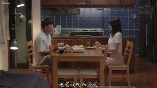 坐姿 · 专注 · 中景 · 餐厅 · 进食 · 男性 · 白色T恤 · 餐具