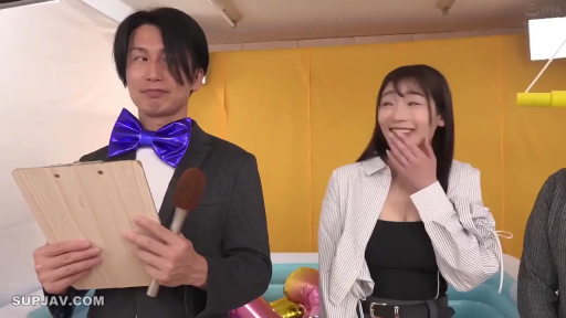 深色西装 · 职业性表情 · 蓝色蝴蝶结 · 室内录影棚 · 女嘉宾笑脸 · 前景有水池