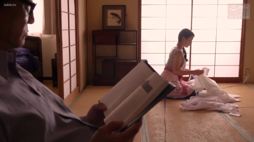 跪坐 · 集中 · 和室 · 日系 · エプロン · 书本 · 侧写 · 做家务