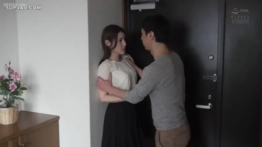 房门旁 · 两人面部特写 · 女子神情紧张 · 男子穿灰色长袖上衣和棕色裤子