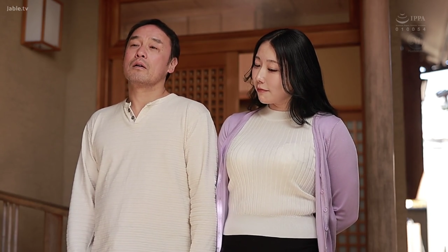 日式民居门口 · 两人上半身特写 · 女性穿白色修身针织衫外搭紫色开衫 · 女性侧目观察对方
