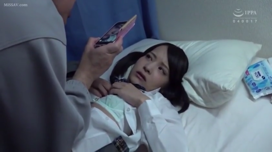 床上 · 手机 · 警惕 · 室内灯光 · 领结 · 手机拍摄视角
