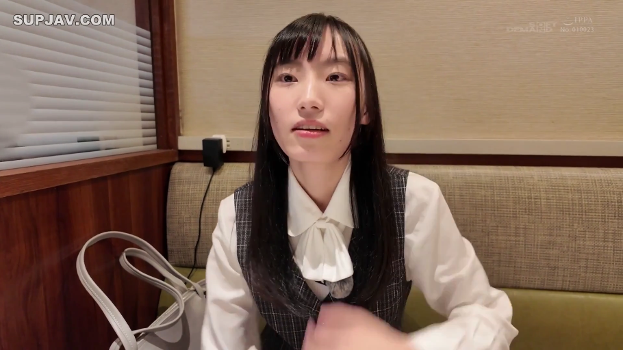 坐姿 · 自然 · 半身 · 职业装 · 交流 · 餐厅 · 包 · 黑长直