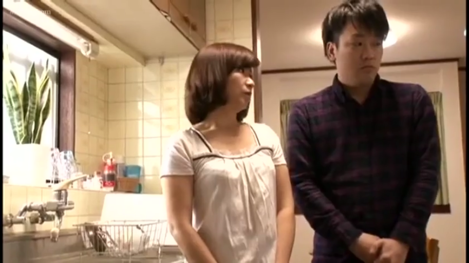 交谈 · 厨房 · 家居用品 · 中景镜头 · 室内光线一般 · 男子穿深色格子衬衫