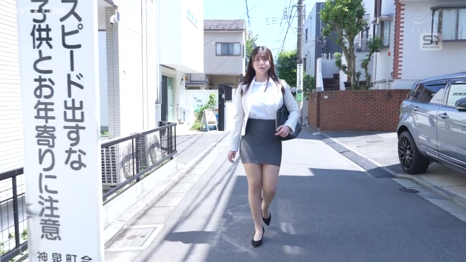 平静 · 肤色丝袜 · 手提包 · 住宅区